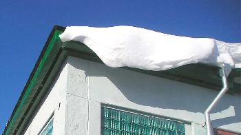 Основные меры безопасности во время схода снега и падения сосулек с крыш зданий